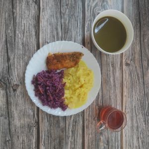 Zdjęcie przedstawia Dietę z ograniczeniem łatwoprzyswajalnych węglowodanów  Zupa krem z zielonych warzyw Łosoś pieczony z przyprawami Ziemniaki młode z koperkiem gotowane Surówka z czerwonej kapusty Kompot owocowy z jabłkami Sos cytrynowy